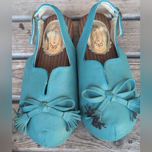 Gorgeous size 1Y Joyfolie teal sandals